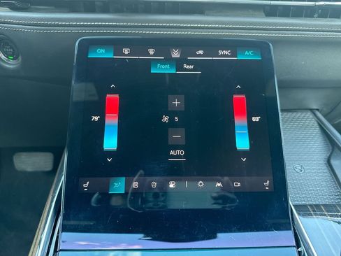 Used 2025 Cadillac Escalade ESV Luxury RWD image 25