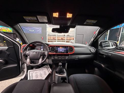 Used 2018 Toyota Tacoma TRD Sport AWD/4WD image 27