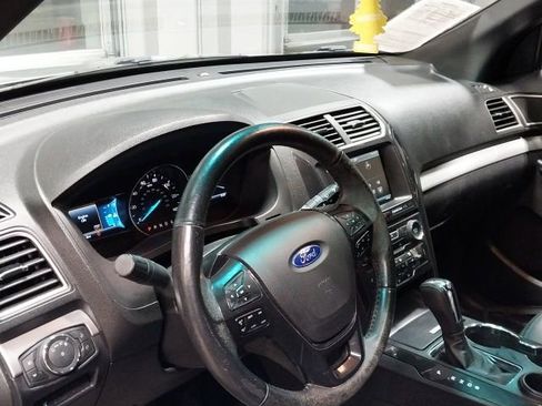 Used 2016 Ford Explorer XLT w/ Equipment Group 202A image 4