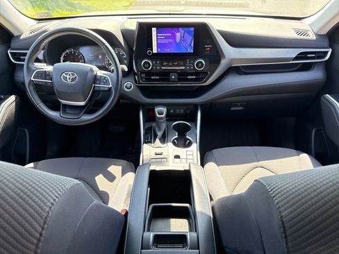 Used 2024 Toyota Highlander LE AWD/4WD image 18