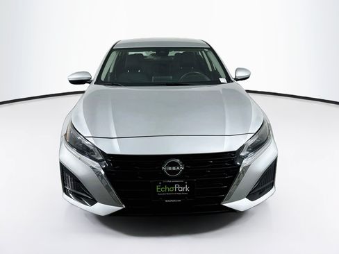Used 2023 Nissan Altima 2.5 SV FWD image 2
