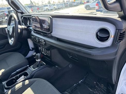 Used 2025 Jeep Wrangler Unlimited Sahara image 31