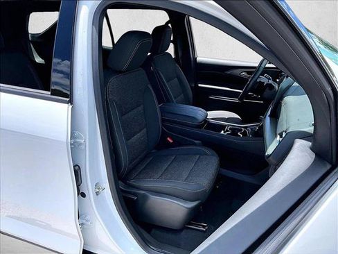 Used 2025 Chevrolet Traverse LT FWD image 9
