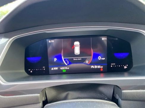 Used 2023 Volkswagen Tiguan SE w/ Panoramic Sunroof Package FWD image 12