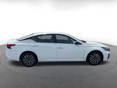 Used 2025 Nissan Altima 2.5 SV FWD image 16