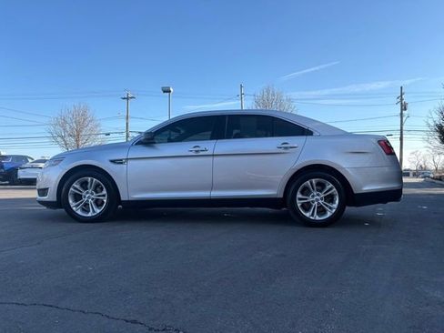 Used 2016 Ford Taurus SE image 2