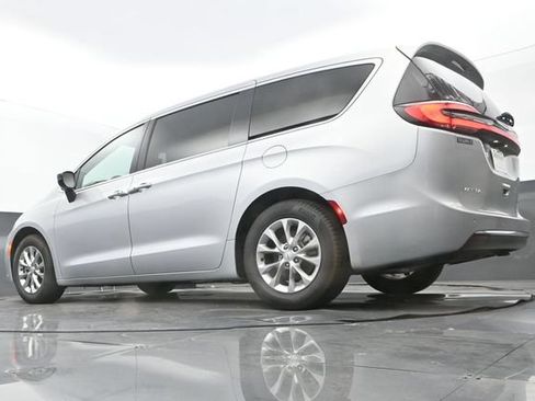 Used 2026 Chrysler Pacifica Limited FWD image 10