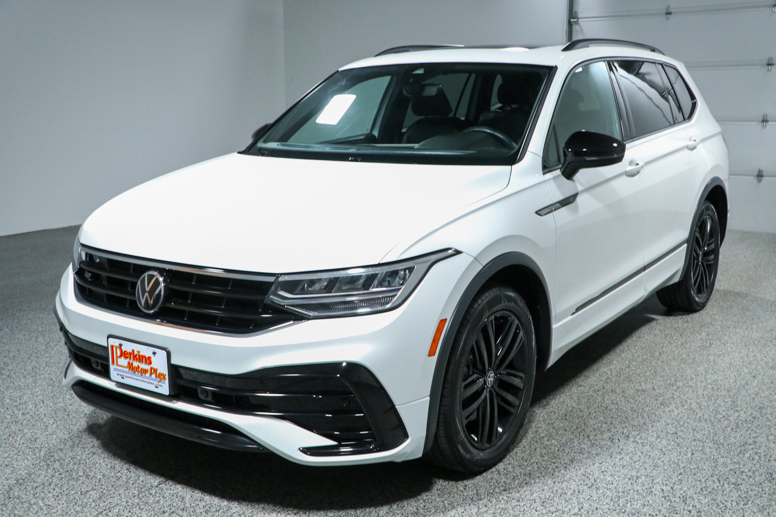 Used 2022 Volkswagen Tiguan SE R-Line FWD image 34