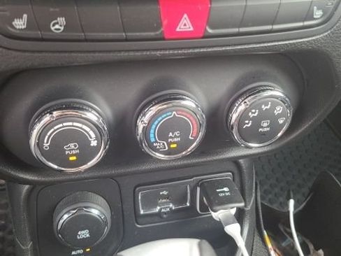 Used 2016 Jeep Renegade 75th Anniversary AWD/4WD image 11