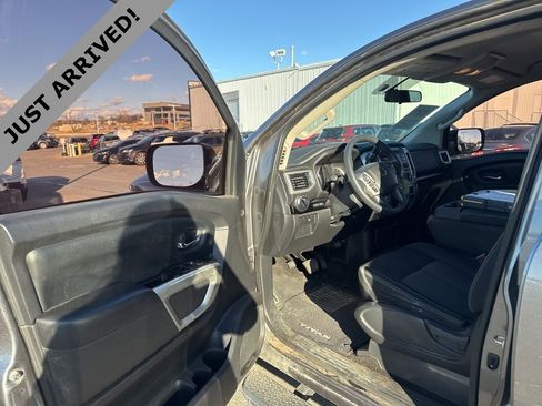 Used 2018 Nissan Titan SV image 10