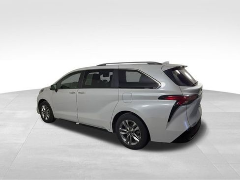 Used 2023 Toyota Sienna Limited FWD image 10