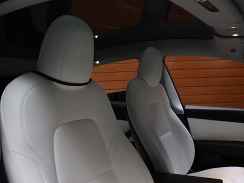 Used 2021 Tesla Model Y Long Range image 50