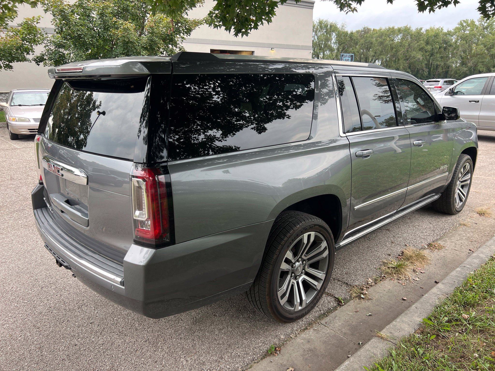 Used 2020 GMC Yukon XL Denali w/ Denali Premium Package AWD/4WD image 5