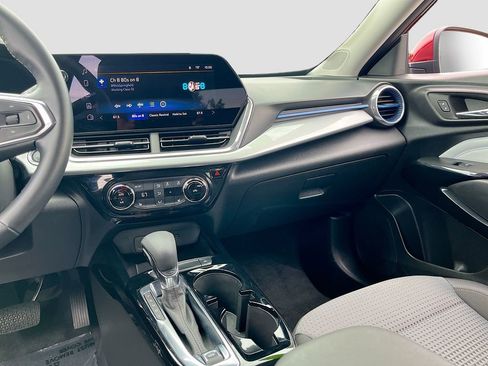 Used 2025 Chevrolet Trax LT w/ LT Convenience Package FWD image 22