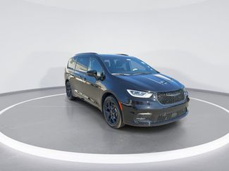 New 2026 Chrysler Pacifica Limited video 2