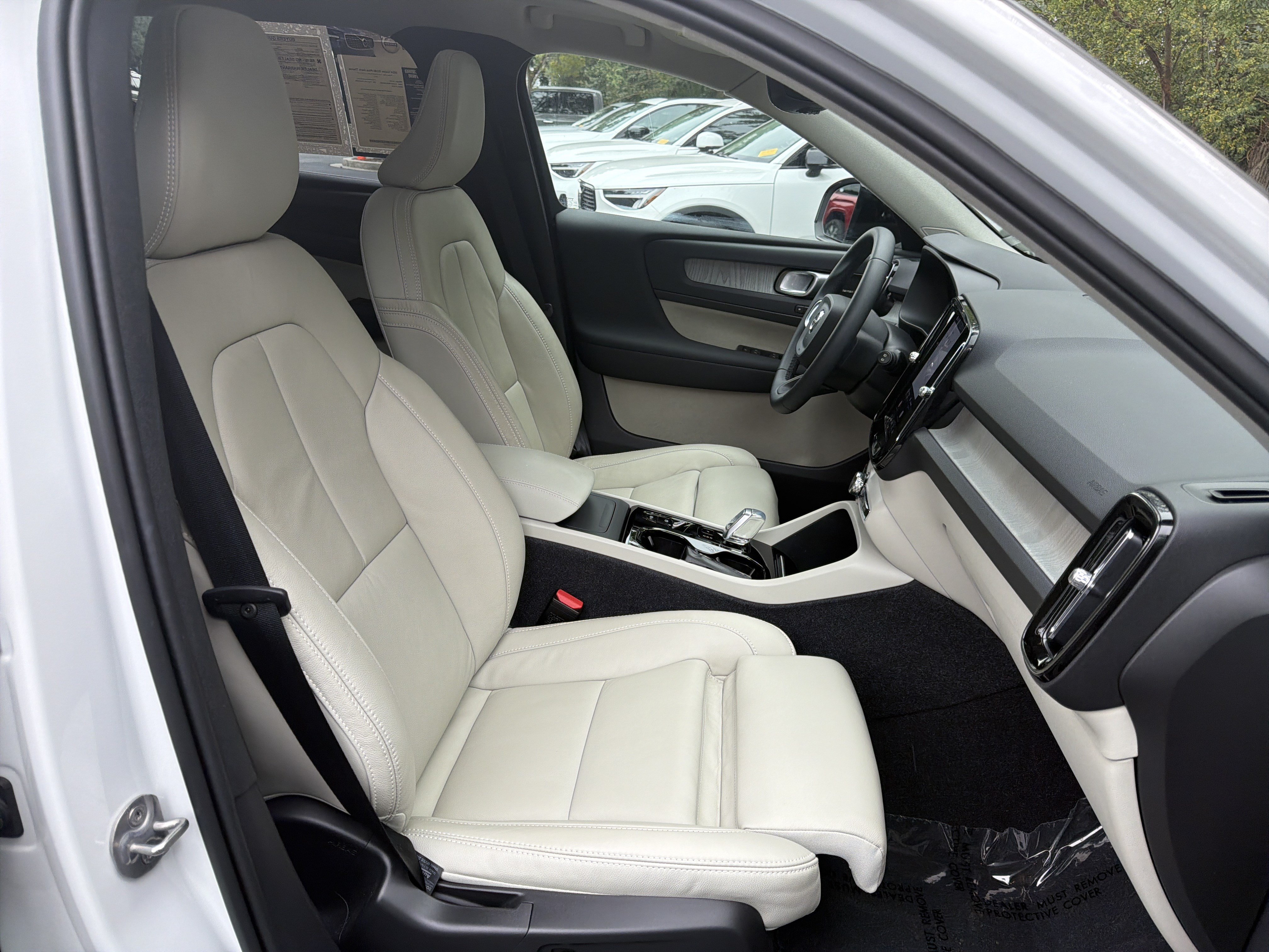 Certified 2024 Volvo XC40 B5 Plus AWD/4WD image 35