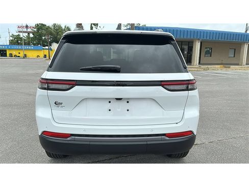 New 2026 Jeep Grand Cherokee Altitude RWD image 5