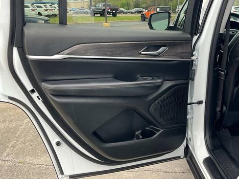 Used 2023 Jeep Grand Cherokee L Limited image 10