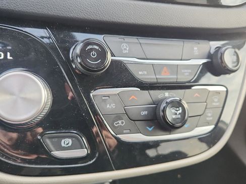 Used 2022 Chrysler Voyager LX image 16