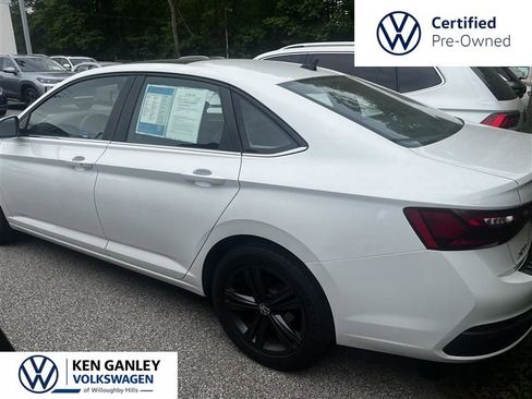 Used 2023 Volkswagen Jetta SE w/ Panoramic Sunroof Package FWD image 2