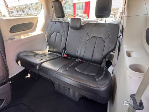Used 2023 Chrysler Pacifica Touring-L FWD image 22