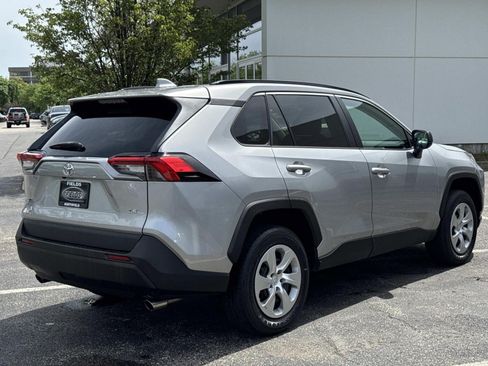 Used 2021 Toyota RAV4 LE FWD image 5