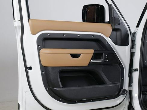 New 2026 Land Rover Defender 130 X-Dynamic SE image 25