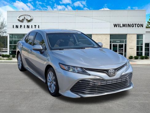 Used 2018 Toyota Camry LE FWD image 1