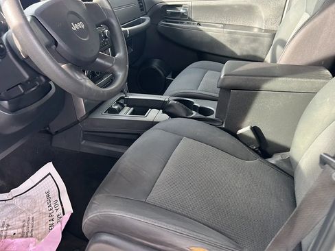 Used 2009 Jeep Liberty Sport image 30