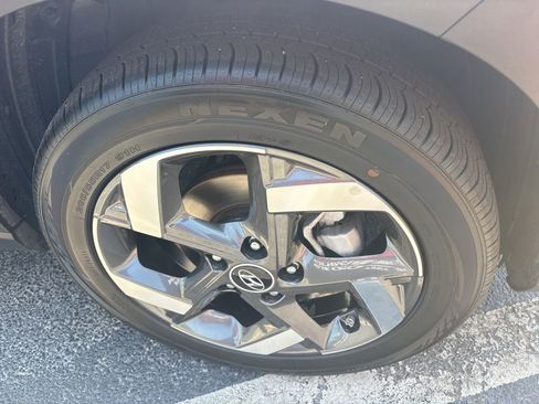 Used 2025 Hyundai Venue SEL FWD image 9