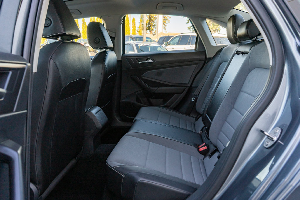 Used 2025 Volkswagen Jetta SE FWD image 17