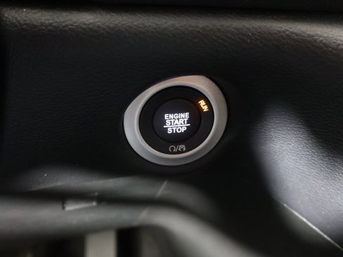 Used 2025 Chrysler Pacifica Select image 39