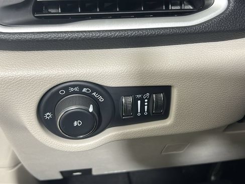 Used 2024 Chrysler Pacifica Limited FWD image 22