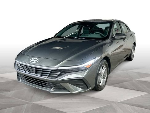 Used 2025 Hyundai Elantra SE FWD image 4