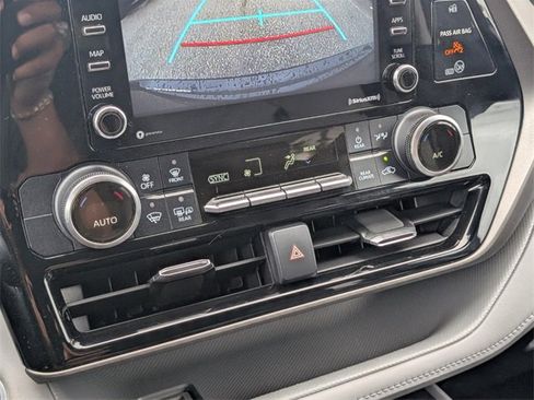 Used 2020 Toyota Highlander L image 25
