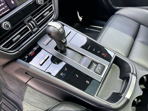 Certified 2024 Porsche Macan Turbo AWD/4WD image 17