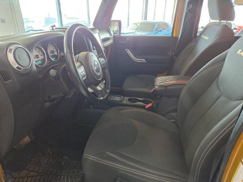 Used 2014 Jeep Wrangler Unlimited Sahara w/ Dual Top Group AWD/4WD image 15