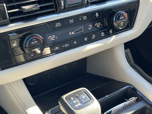 Used 2023 Nissan Pathfinder SL image 28