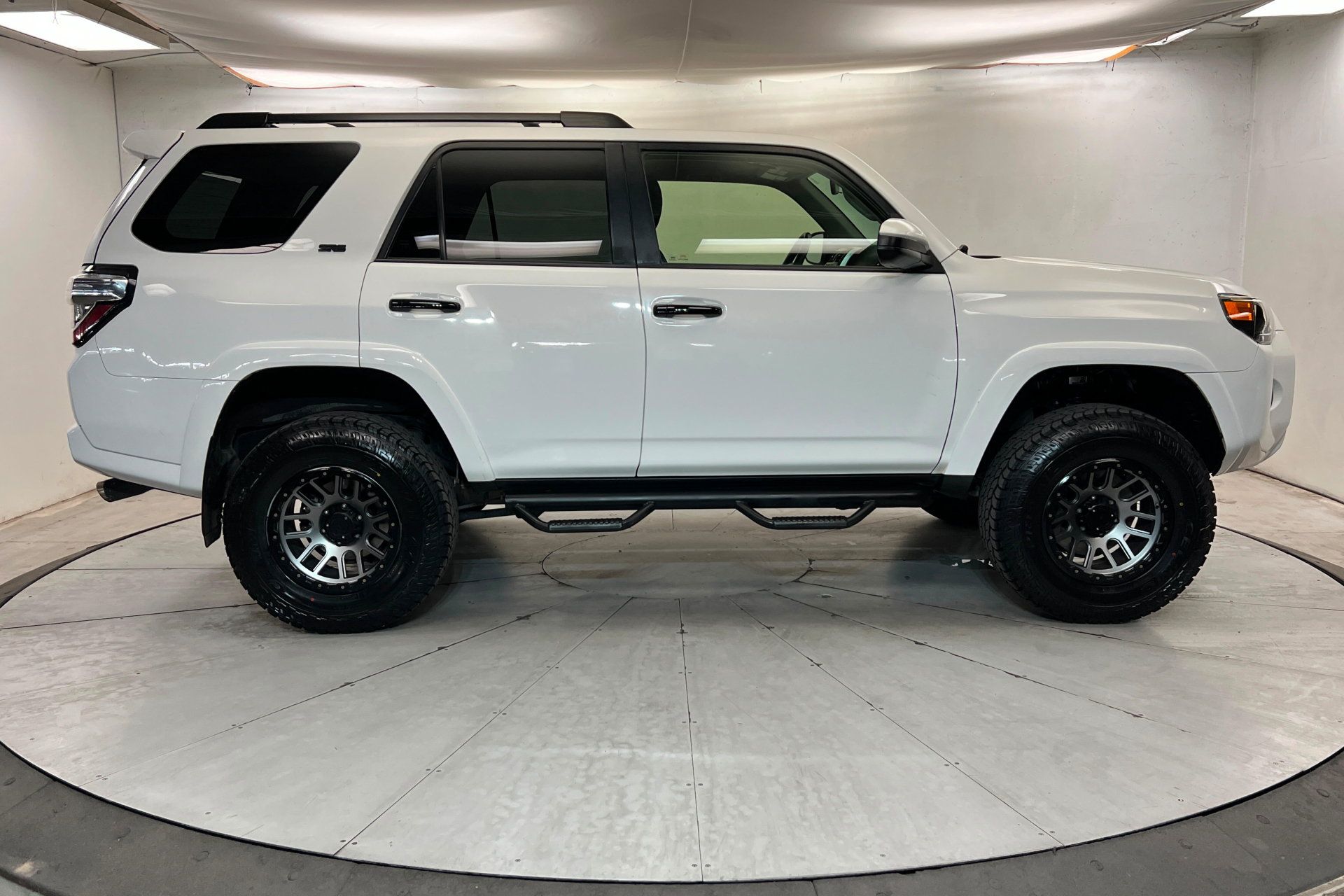 Used 2018 Toyota 4Runner SR5 AWD/4WD image 7