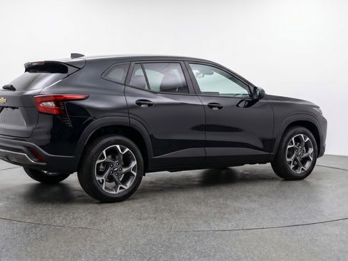 Used 2025 Chevrolet Trax LT FWD image 9