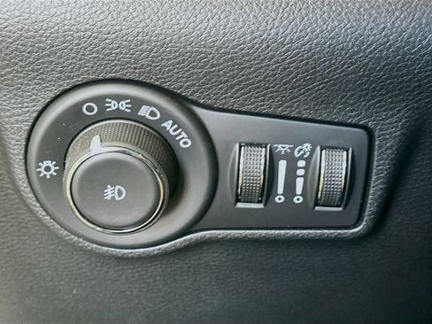 Used 2025 Jeep Compass Limited AWD/4WD image 17