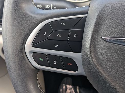 Used 2023 Chrysler Pacifica Touring-L FWD image 20