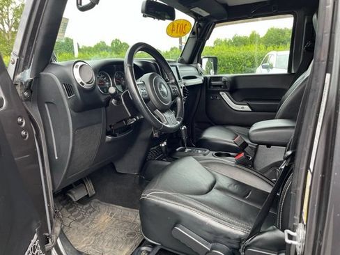Used 2014 Jeep Wrangler Unlimited Sahara w/ Connectivity Group AWD/4WD image 16