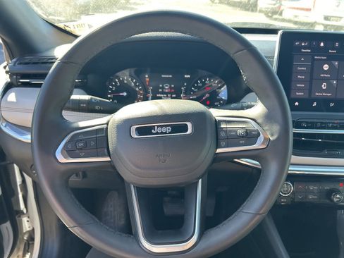 Used 2024 Jeep Compass Limited image 3