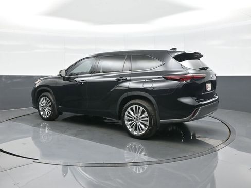 Certified 2025 Toyota Highlander Platinum AWD/4WD image 5