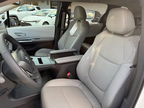 Used 2025 Toyota Sienna XLE image 9