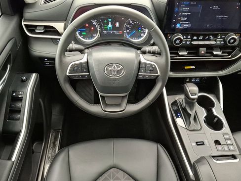 Certified 2024 Toyota Highlander XLE AWD/4WD image 13