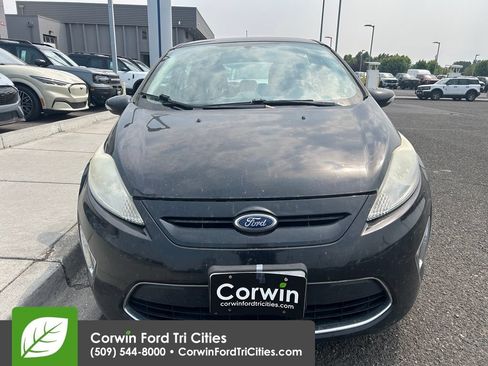 Used 2013 Ford Fiesta Titanium FWD image 2