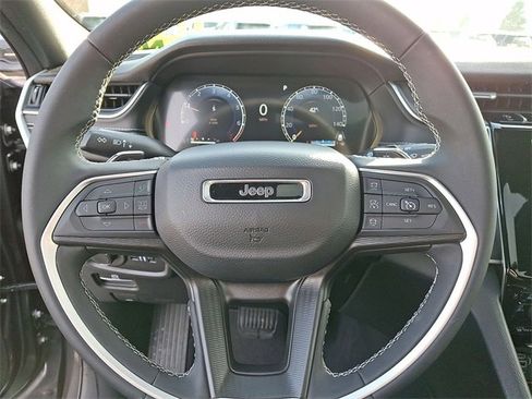 Used 2025 Jeep Grand Cherokee Laredo X image 16