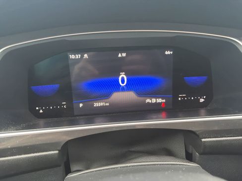 Used 2022 Volkswagen Tiguan SE w/ Panoramic Sunroof Package image 11